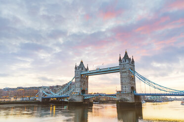 Vereinigtes Königreich, England, London, Tower Bridge bei Sonnenaufgang - WPEF01267