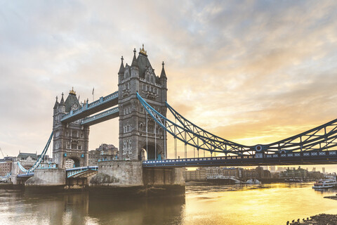 Vereinigtes Königreich, England, London, Tower Bridge bei Sonnenaufgang, lizenzfreies Stockfoto