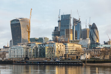 Vereinigtes Königreich, England, London, Finanzviertel mit modernen Wolkenkratzern im Morgenlicht, Langzeitbelichtung - WPEF01269