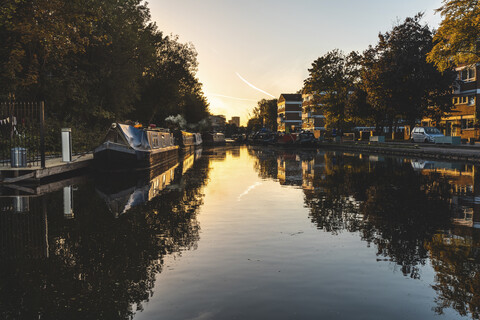 Vereinigtes Königreich, England, Camden, London, Regent's canal, Hausboote bei Sonnenuntergang, lizenzfreies Stockfoto