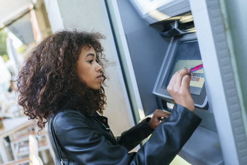 Frau benutzt Kreditkarte am Geldautomaten - KIJF02166