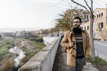 Spanien, Igualada, Mann geht auf dem Bürgersteig in der Stadt - JRFF02314