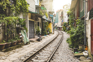 Vietnam, Hanoi, Blick auf Eisenbahnschienen in der Stadt ganz in der Nähe von Häusern - WPEF01273