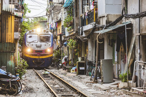 Vietnam, Hanoi, Blick auf eine Eisenbahnlinie, die die Stadt durchquert und sehr nah an Häusern vorbeiführt - WPEF01274