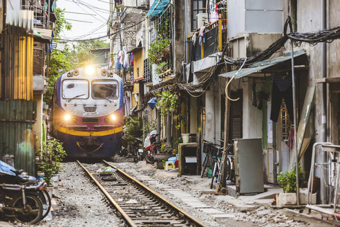 Vietnam, Hanoi, view of a railway crossing the city and passing very close to houses - WPEF01274