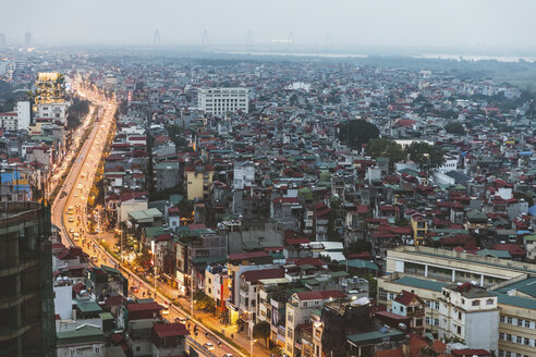 Vietnam, Hanoi, Panoramablick auf die Stadt in der Abenddämmerung, mit beleuchteter Hauptstraße und dunklen Wohngebieten - WPEF01275