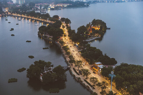 Vietnam, Hanoi, Panoramablick auf eine Straße zwischen zwei Seen in der Abenddämmerung mit der Tran-Quoc-Pagode auf der rechten Seite - WPEF01276