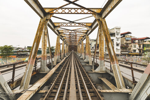 Vietnam, Hanoi, Blick auf die Long-Bien-Brücke - WPEF01282