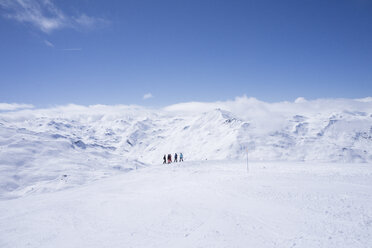 Frankreich, Französische Alpen, Les Menuires, Trois Vallees, Skifahrer genießen die Aussicht in der Ferne - SKAF00126
