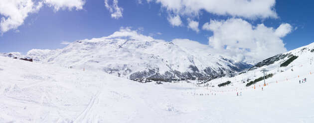 Frankreich, Französische Alpen, Les Menuires, Trois Vallees, Panoramablick auf Skigebiet - SKAF00127