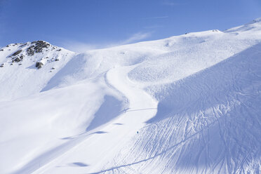 Frankreich, Französische Alpen, Les Menuires, Trois Vallees, Blick auf leere Piste - SKAF00128