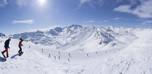 Frankreich, Französische Alpen, Les Menuires, Trois Vallees, Panoramablick mit Snowboardern - SKAF00129