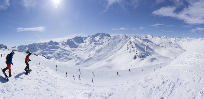 Frankreich, Französische Alpen, Les Menuires, Trois Vallees, Panoramablick mit Snowboardern - SKAF00129