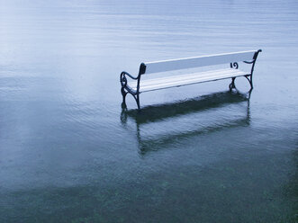 Österreich, Salzkammergut, Mondsee, Bank im Wasser - WWF04690