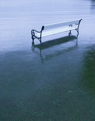 Österreich, Salzkammergut, Mondsee, Bank im Wasser - WWF04691