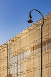 Germany, Mannheim, part of facade of new built art gallery with street lamp in the foreground - WDF04999