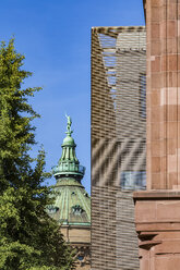 Deutschland, Mannheim, Teil der Fassade einer neu gebauten Kunstgalerie und Wasserturm im Hintergrund - WDF05003