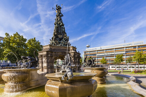 Deutschland, Mannheim, Springbrunnen mit Grupello-Pyramide am Paradeplatz - WDF05005