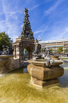 Deutschland, Mannheim, Springbrunnen mit Grupello-Pyramide am Paradeplatz - WDF05006