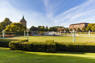 Deutschland, Mannheim, Friedrichsplatz mit Springbrunnen und Wasserturm im Hintergrund - WDF05009