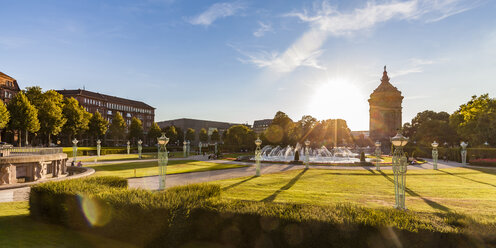 Deutschland, Mannheim, Friedrichsplatz mit Springbrunnen und Wasserturm im Gegenlicht - WDF05010