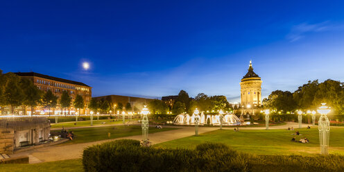 Germany, Mannheim, Friedrichsplatz with fountain and water tower in the background in the evening - WDF05014