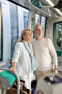 Älteres Paar steht in einer Straßenbahn und schaut sich um - MAUF02243