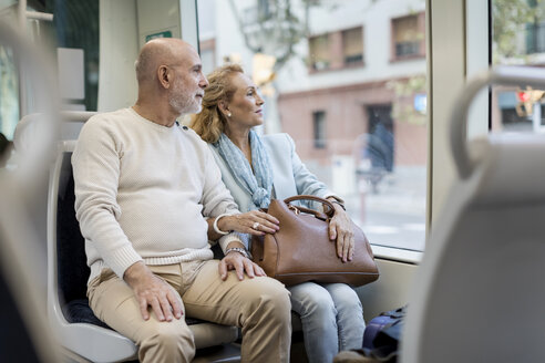 Älteres Paar in der Straßenbahn sitzend - MAUF02246