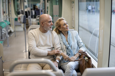 Älteres Paar in der Straßenbahn sitzend - MAUF02248