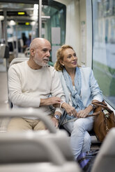 Älteres Paar in der Straßenbahn sitzend - MAUF02249