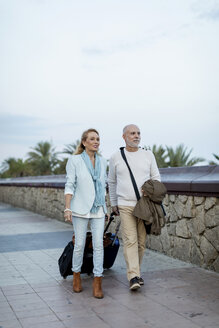 Spanien, Barcelona, älteres Paar mit Gepäck auf der Promenade - MAUF02254