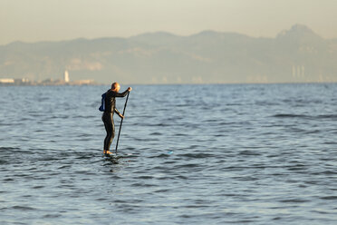 Spanien, Andalusien, Tarifa, Mann beim Stand Up Paddle Boarding auf dem Meer - KBF00361