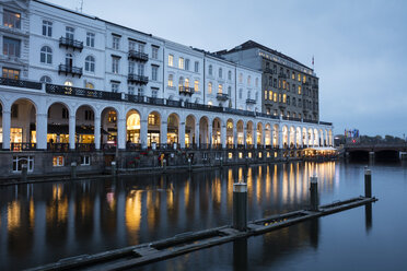 Deutschland, Hamburg, beleuchtete Arkaden mit Binnenalster im Vordergrund in der Abenddämmerung - WIF03717