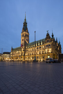 Deutschland, Hamburg, Blick auf das beleuchtete Hamburger Rathaus - WIF03718