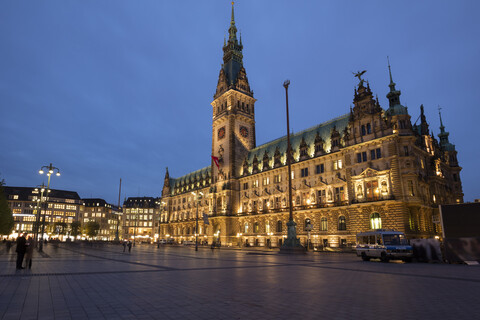 Germany, Hamburg, view to lighted Hamburg City Hall stock photo