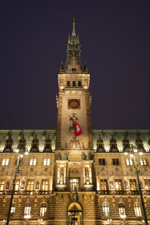 Deutschland, Hamburg, Turm des Hamburger Rathauses bei Nacht - WIF03720