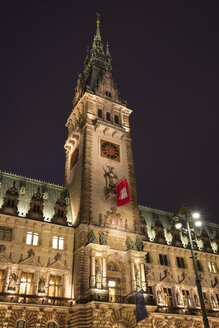Deutschland, Hamburg, Turm des Hamburger Rathauses bei Nacht - WIF03721