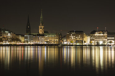 Deutschland, Hamburg, Blick auf Jungfernstieg und Hamburger Rathaus mit Binnenalster im Vordergrund - WIF03723