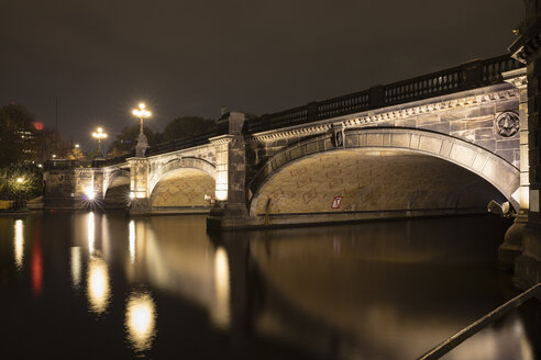 Deutschland, Hamburg, beleuchtete Lombardbrücke bei Nacht - WIF03724
