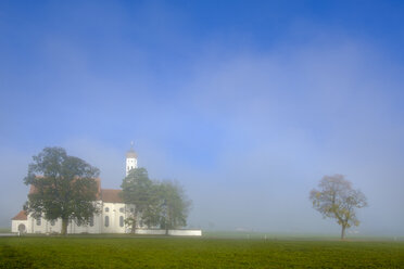 Deutschland, Bayern, Schwaben, Schwangau, Blick auf Wallfahrtskirche St. Coloman und Nebel - LBF02330