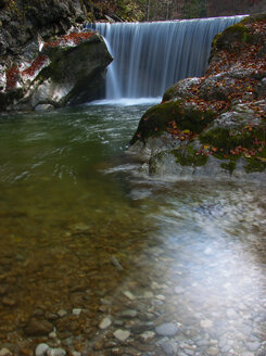 Österreich, Tirol, Wildbach, Wasserfall im Herbst - WWF04719