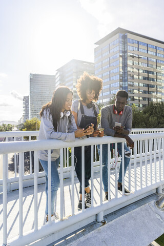 Freunde stehen auf einer Brücke,, lizenzfreies Stockfoto