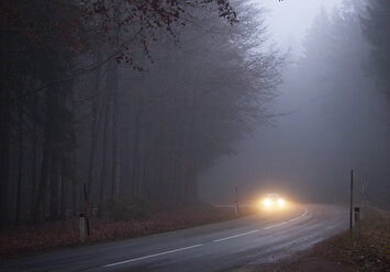 Auto auf Landstraße im Nebel - WWF04754