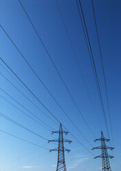 Strommasten unter blauem Himmel - WWF04758