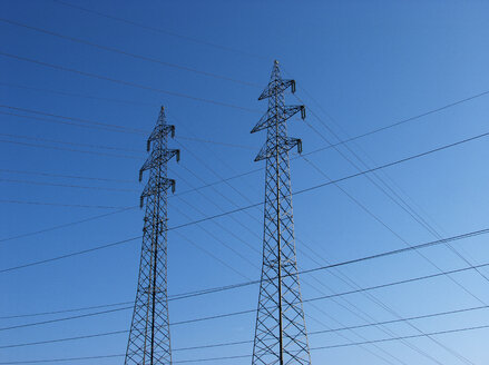 Strommasten unter blauem Himmel - WWF04759