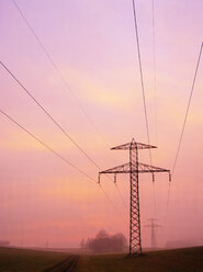 Strommast in dunstiger ländlicher Landschaft - WWF04761