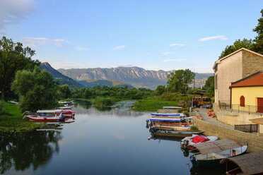 Montenegro, Virpazar, Skadar-See, Boote am Seeufer - SIEF08282