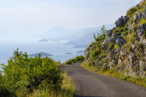 Montenegro, Bergstraße am Südufer des Skadar-Sees - SIEF08292