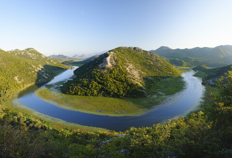 Montenegro, Flussschleife des Crnojevic vom Aussichtspunkt Pavlova Strana aus gesehen, lizenzfreies Stockfoto