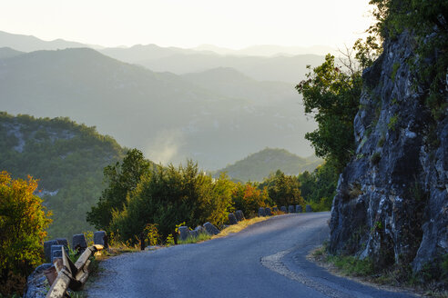 Montenegro, Bergstraße bei Rijeka Crnojevica - SIEF08309